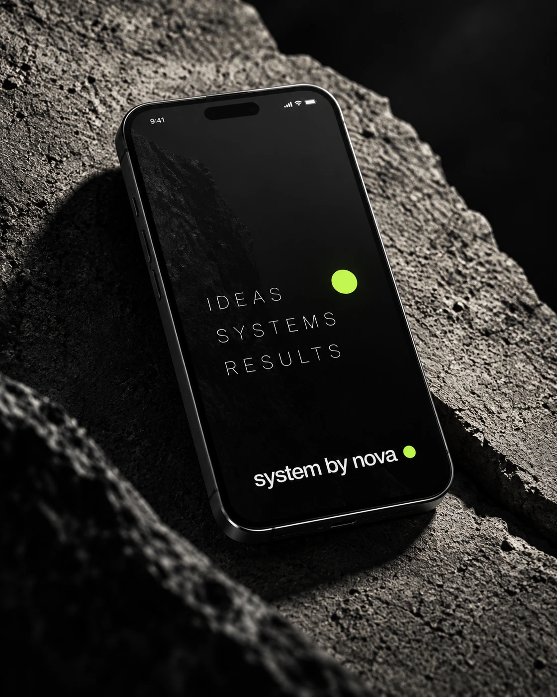System by Nova mobil ürün konsepti, siyah taş üzerinde telefon.