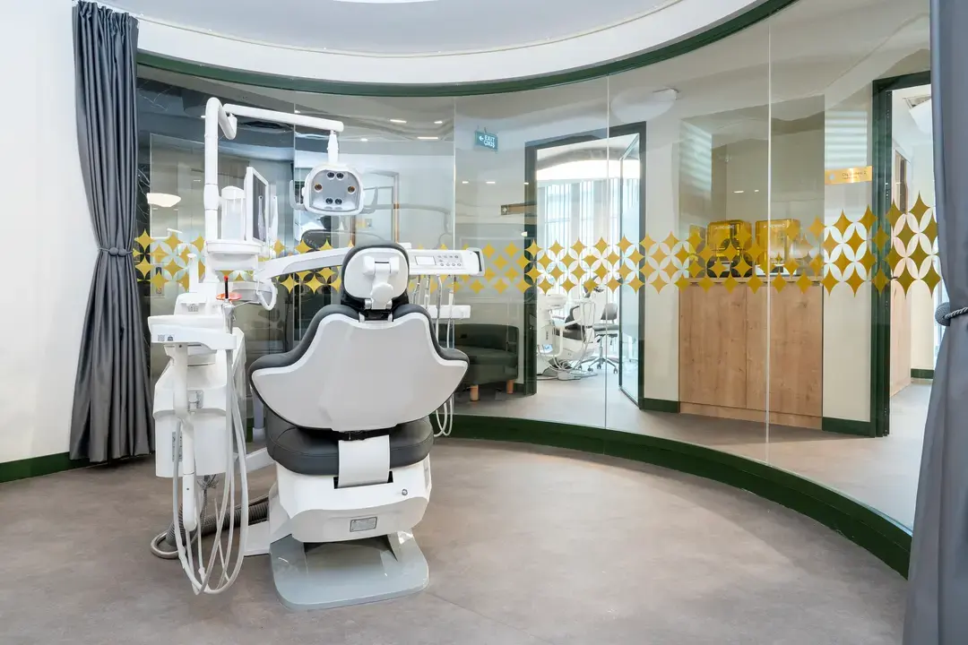 Devam eden klinik web sistemi için modern klinik iç mekan görseli
